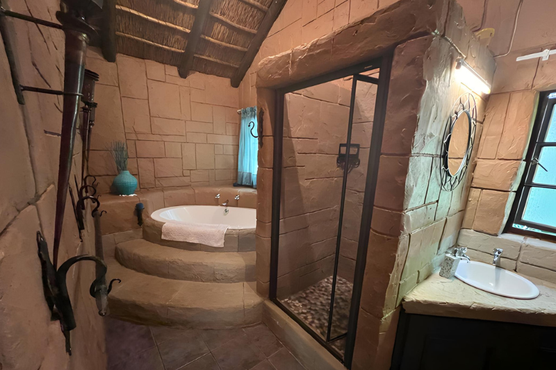 Motozi Lodge KigFisher Bathroom