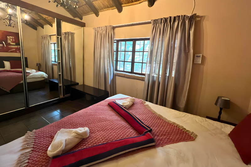 Motozi Lodge KigFisher Bedroom