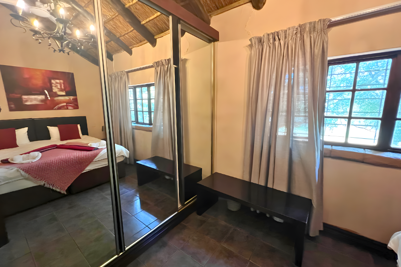 Motozi Lodge KigFisher Bedroom 