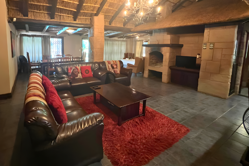 Motozi Lodge Kingfisher Lounge